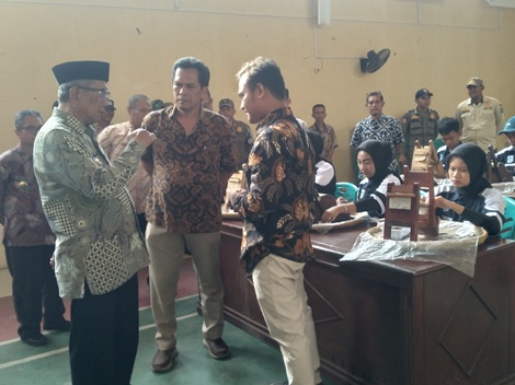 Caption: Wali Kota Banjar Sudarsono didampingi kepala Disnaker Kota Banjar meninjau peserta pelatihan di Kelurahan Pataruman