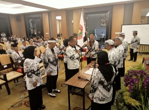 Ket foto : Ketum PGRI Jawa Barat melantik Cecep Susilawan Ketua PGRI Kota Tasikmalaya Periode 2025-2030 di Hotel Horison (fokusjabar/Seda)
