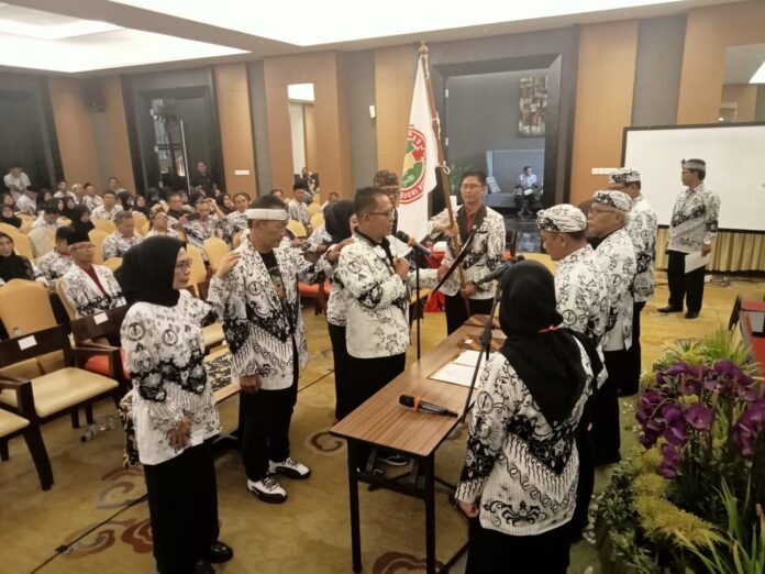 Ket foto : Ketum PGRI Jawa Barat melantik Cecep Susilawan Ketua PGRI Kota Tasikmalaya Periode 2025-2030 di Hotel Horison (fokusjabar/Seda)