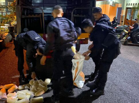 Ketpot: Petugas Polisi Polres Ciamis saat menyita minuman keras