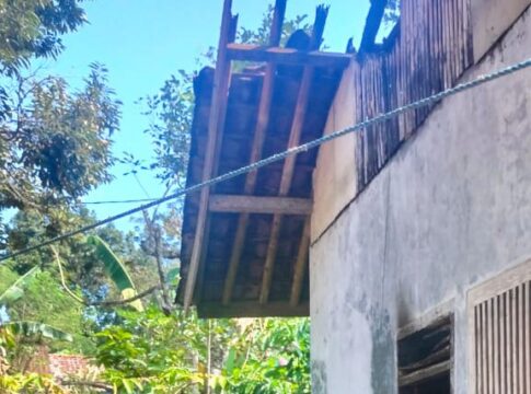 Ketpot: Camat Panawangan dan anggota FK Tagana Ciamis saat berada di rumah warga yang mengalami musibah kebakaran