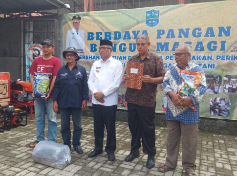 Caption: Wali Kota Banjar Sudarsono menyerahkan bantuan pada masyarakat