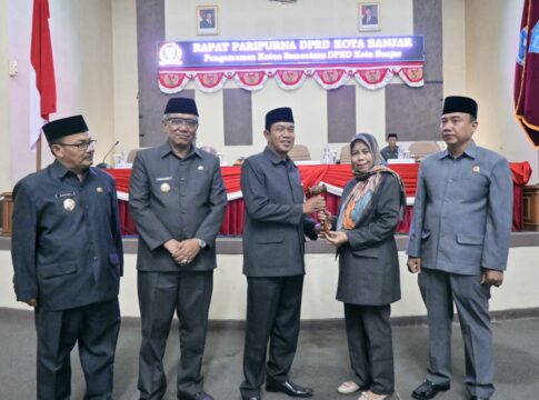 Caption: Plt Ketua DPRD Kota Banjar Ating menyerahkan palu ke Ketua DPRD Kota Banjar Sementara Sutopo