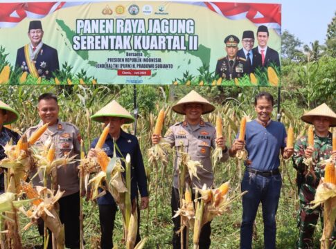 Ketpot: Kapolres Ciamis AKBP.Akmal saat panes jagung bertempat di areal pesawahan jalan lingkar Selatan Desa Handapherang Kecamatan Cijeungjing Ciamis