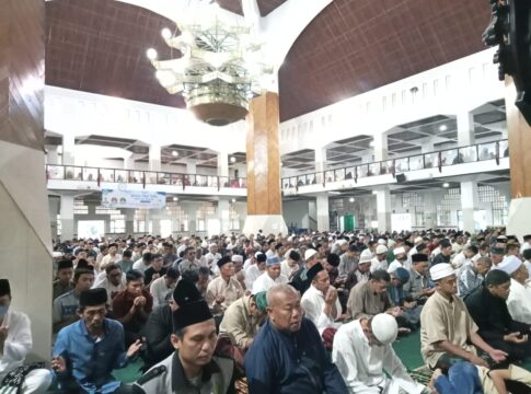 Ket foto : Ribuan Umat Islam Kota Tasikmalaya, menunaikan shalat Ied Idul Adha 1446 H di Masjid Agung Kota bersama Wali Kota Viman Alfarizi (fokusjabar/Seda)