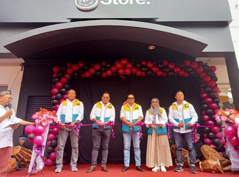 Ket foto : Prosesi Peresmian gerai 3Store di Kota Tasikmalaya, yang ditandai gunting pita oleh Chandra Pradyot Singh bersama Robby Hikmat Permana (fokusjabar/Seda)