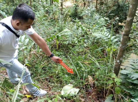 Ketpot: Petugas Polisi saat berada di lokasi penemuan bayi di Rancah Ciamis