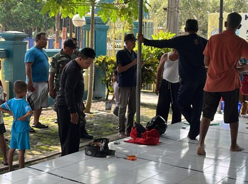 Caption: Warga sekitar masjid sedang mengintrogasi diduga pelaku pencurian kotak amal