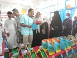 Ket foto : Wali Kota Viman Alfarizi bersama Ketua PKK dr. Elvira Kamarrow Putri, saat melihat pameran hasil karya anak-anak Paud IT Ihya As-Sunnah Tasikmalaya (fokusjabar/Seda)