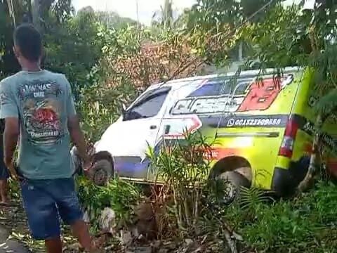 Ketpot: Mobil Daihatsu Grandmax yang mengalami kecelakaan terperosok di Cisaga Ciamis