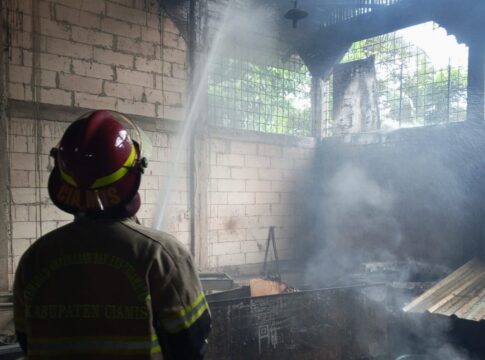 Ketpot: Petugas Damkar UPTD Ciamis saat berjibaku memadamkan api di bangunan pabrik pengolahan makanan ringan di wilayah Kecamatan Cihaurbeuti