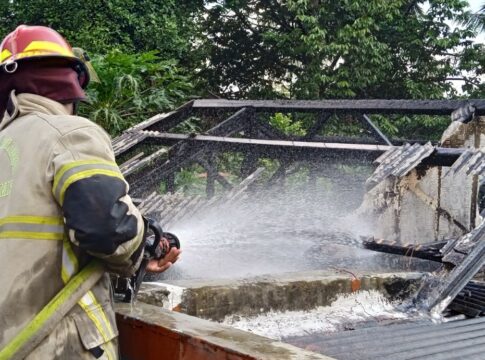 Ketpot: Petugas Damkar UPTD Ciamis saat berjibaku memadamkan api di rumah warga Sadananya