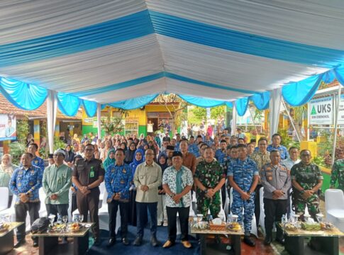 Ket foto : Wali Kota Viman Alfarizi, berfoto bersama, usai Meresmikan hasil pembangunan tahun 2024 di Halaman SDN Cisengkol Tamansari Kota Tasikmalaya (fokusjabar/Seda)