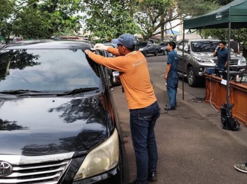 Ketpot: Petugas uju emsisi saat menempelkan stiker bagi kendaraan yang lolos uji emis