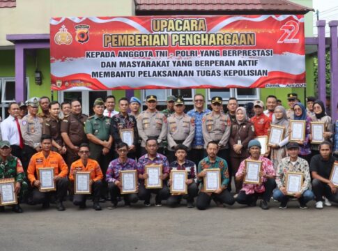 Ketpot : Sejumlah TNI- Polri dan masyarakat yang memperoleh penghargaan dari Polres Ciamis yang ikuti membantu pencarian korban pembunuhan di Sukamulya Cihaurbeuti Ciamis