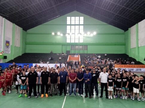 Ket foto : Kadis Porabudpar Deddy Mulyana, foto bersama para atlet Basket, usai membuka resmi Kejuaraan Taruna Bakti Cup 2025 di GOR Sukapura Tasikmalaya (fokusjabar/Seda)