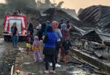 Ketpot : Personel Damkar saat melakukan pendinginan di kandang ayam broiler yang terbakar di wilayah Desa Darmacaang Cikoneng Ciamis