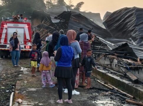 Ketpot : Personel Damkar saat melakukan pendinginan di kandang ayam broiler yang terbakar di wilayah Desa Darmacaang Cikoneng Ciamis