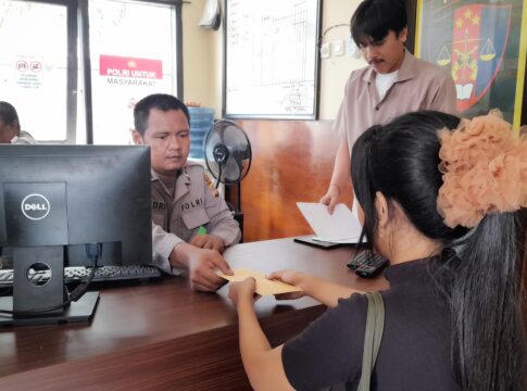 Caption: Istri korban, Susan Susilawati saat membuat laporan di Polsek Pataruman