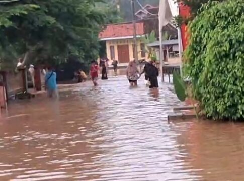 Caption: Luapan air Sungai genangi rumah warga di Desa Sukamukti Kota Banjar