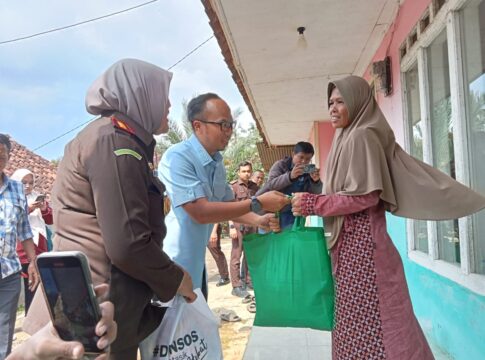 Ket foto : Wali Kota Viman Alfarizi bersama Kejari Yusnani, menyalurkan bantuan sembako kepada warga kurang mampu di wilayah Kelurahan Setiawargi Tamansari Kota Tasikmalaya (fokusjabar/Seda)