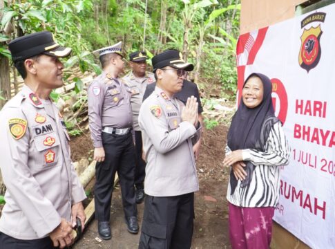 Caption: Kapolres Banjar AKBP Tyas Puji Rahadi menyerahkan bantuan kepada Irah