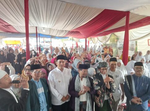 Ket foto : Wakil Wali Kota Dicky Candra bersama para Ajengan Lembur dan ibu-ibu Majelis Taklim di Ponpes Al-Mujahidin Kota Tasikmalaya (fokusjabar/Seda)