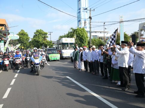 Caption: Wali Kota Banjar Sudarsono melepas peserta pawai Tarhib