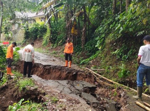 Ketpot: Jalan yang amblas di wilayah Desa Lumbung Kabupaten Ciamis Jawa Barat