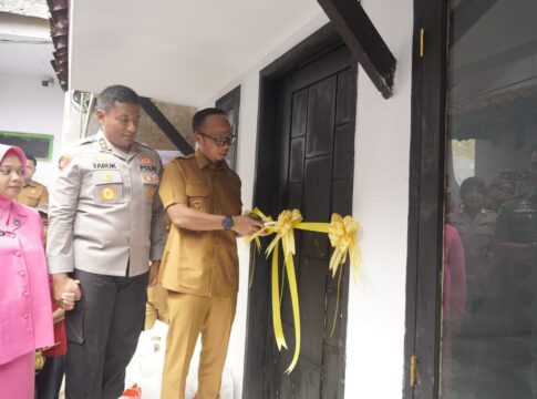 Ket foto : Wali Kota Viman Alfarizi bersama Kapolres Tasikmalaya Kota AKBP Moh Faruk Rozi, gunting pita rumah hasil rehab di Argasari Cihideung Kota Tasikmalaya (fokusjabar/Seda)