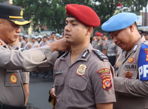 Ketpot: Kapolres Ciamis AKBP. Akmal saat memasang pangkat baru kepada personel Polres Ciamis yang naik pangkat