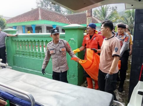 Ketpot: Cucu Cahyati (60) korban diduga pembunuhan oleh cucunya sendiri saat dievakuasi tim Inafis Polres Ciamis