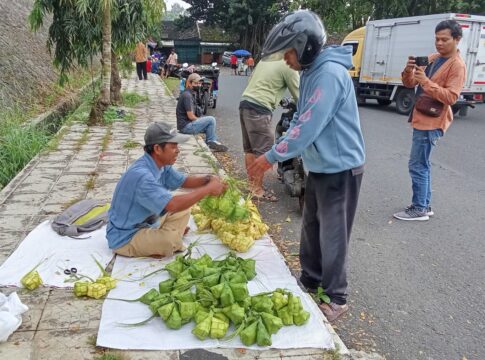 Ketpot: Salah seorang pedagang cangkang kupat saat melayani pembeli di lingkungan Pasar Manis Ciamis