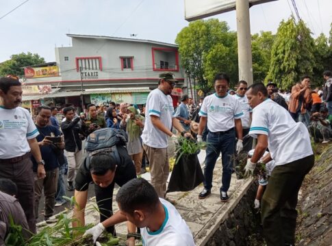 Ketpot: Bupati Ciamis Herdiat Sunarya bersama unsur Forkopimda saat bersih bersih lingkungan Terminal Galuh dan Pasar Manis Ciamis