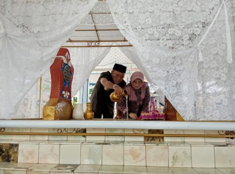 Ketpot: Bupati Ciamis Herdiat Sunarya beserta Istri saat berziarah dalan rangkaian hari jadi Kabupaten Ciamis