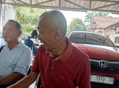 Ketpot: Kusnadi salah seorang pensiunan saat memberikan keterangan dihadapan wartawan PWI terkait belum cairnya uang kadeudeuh dari Korpri Ciamis