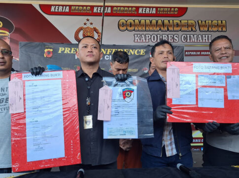 Foto: Dirut BUMD di Kabupaten Bandung Barat ditangkap Polisi, karena Kasus penipuan cek kosong Rp659 juta. (Arif)