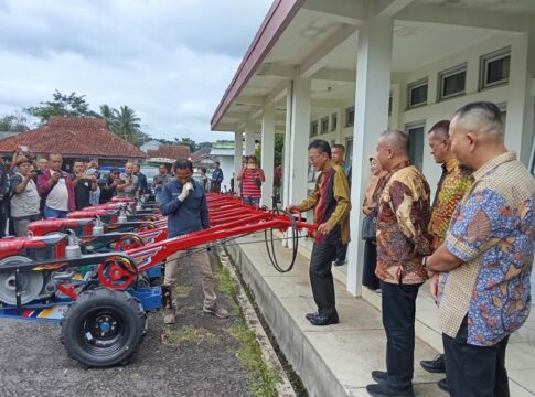 Ketpot: Bupati Ciamis Herdiat Sunarya saat mencoba alat sistim pertanian berupa traktor