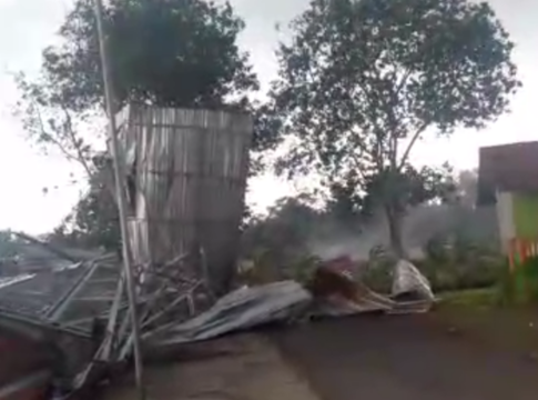 Ketpot: Bagian atap sebuah bangunan di wilayah Desa Sumberjaya Cihaurbeuti Ciamis yang tersapu angin kencang