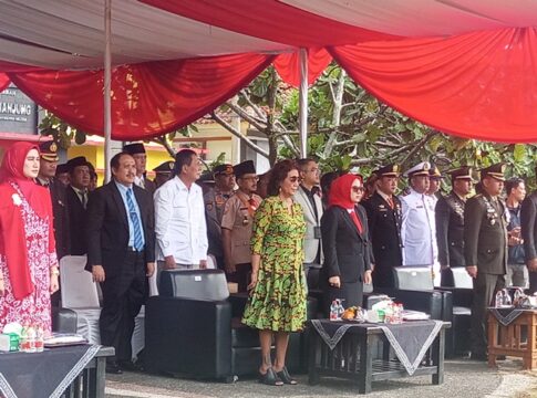 Poto: Suasana mantan Kementerian Kelautan dan Perikanan Susi Pudjiastuti saat upacara Bhayangkara ke-79