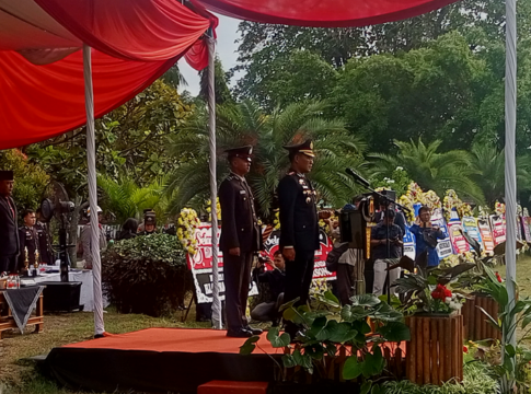 Poto: Kapolres Pangandaran AKBP Mujianto saat memimpin upacara hari Bhayangkara Ke-79.