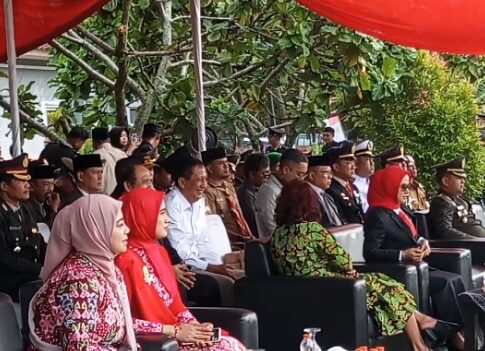 Poto: Susi Pudjiastuti saat menoleh kepada Wakil Bupati Pangandaran Ujang Endin Indrawan
