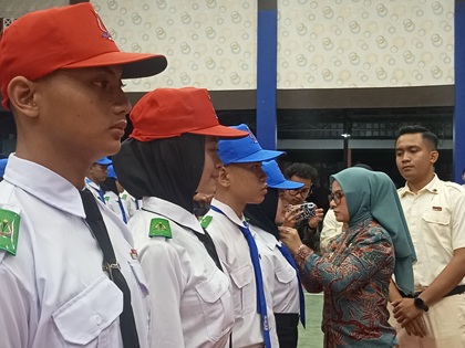 Poto: Bupati Pangandaran Citra Pitriyami menyematkan secara simbolis atribut paskibra kepada perwakilan peserta.
