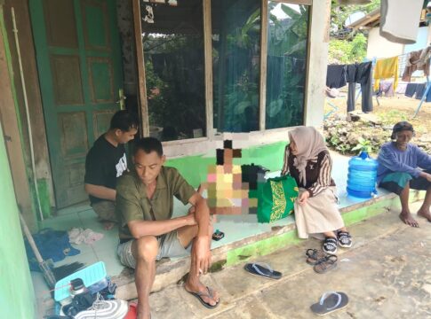 Poto: Anggota DPRD Pangandaran, Hesti Mulyati saat mengunjungi korban pelecahan seksual dibawah umur