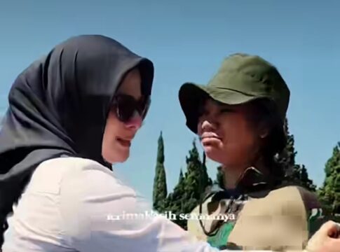 Poto: Bupati Pangandaran Citra Pitriyami saat memeluk pelajar dari Pangandaran yang telah menyelesaikan pendidikan karakter di Bandung.