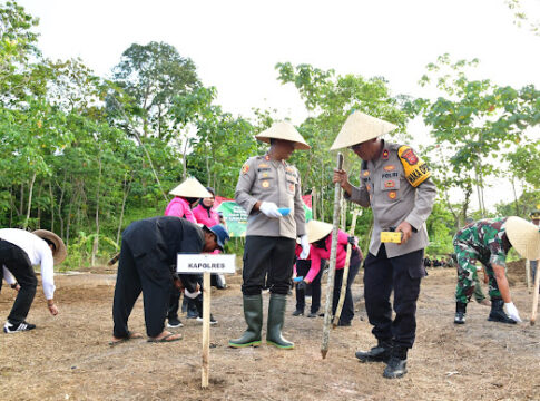 Poto: Suasana saat menanamkan jagung secara simbolis.