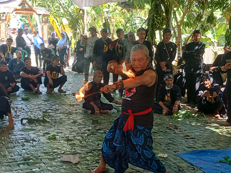 Poto: Suasana saat pertunjukan Debus memainkan api di Pangandaran