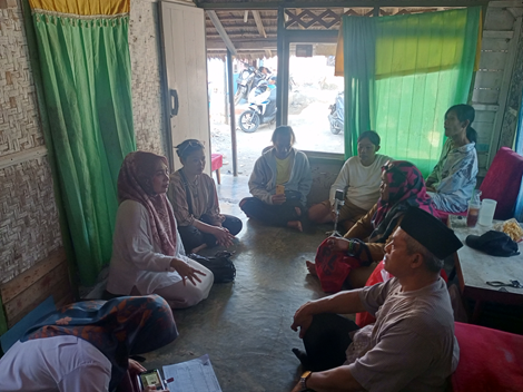 Poto: Suasana saat Dinsos PMD dan anggota DPRD Pangandaran, Sri Rahayu menemui Cucu Penyandang disabilitas