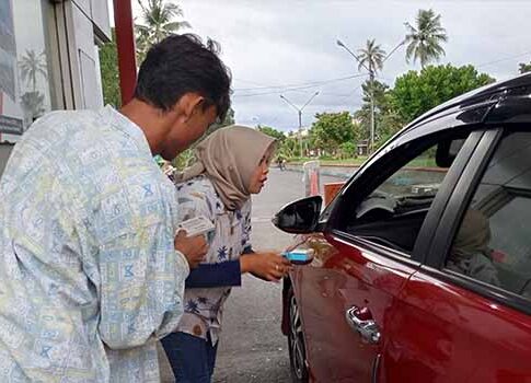 Poto: Petugas tiket di pintu masuk objek wisata Pantai Pangandaran.