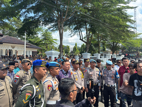 Poto; Sekda Pangandaran, Kusdiana saat menemui ratusan Masa aksi Nelayan.